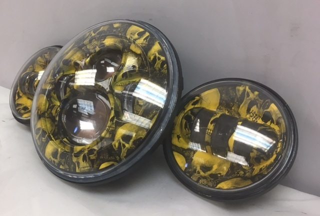7" DAYMAKER YELLOW SKULL DESIGN Headlight Dual 4.5" - 4 1/2" Auxiliary Spot Passing LED Fog Lights Bulb Harley SET - Image 3