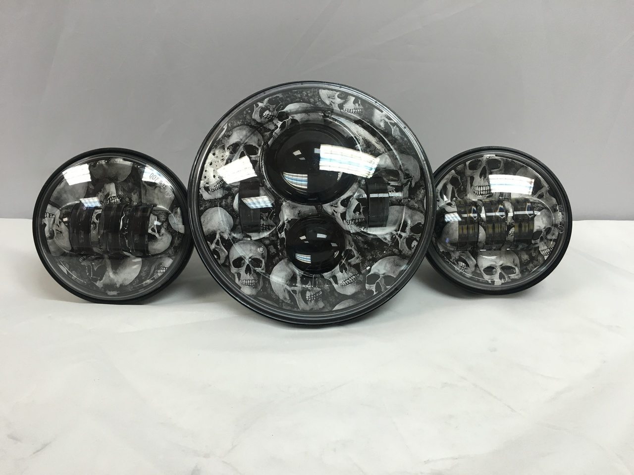 7" DAYMAKER SKULL DESIGN Headlight Dual 4.5" - 4 1/2" Auxiliary Spot Passing LED Fog Lights Bulb Harley SET - Image 2