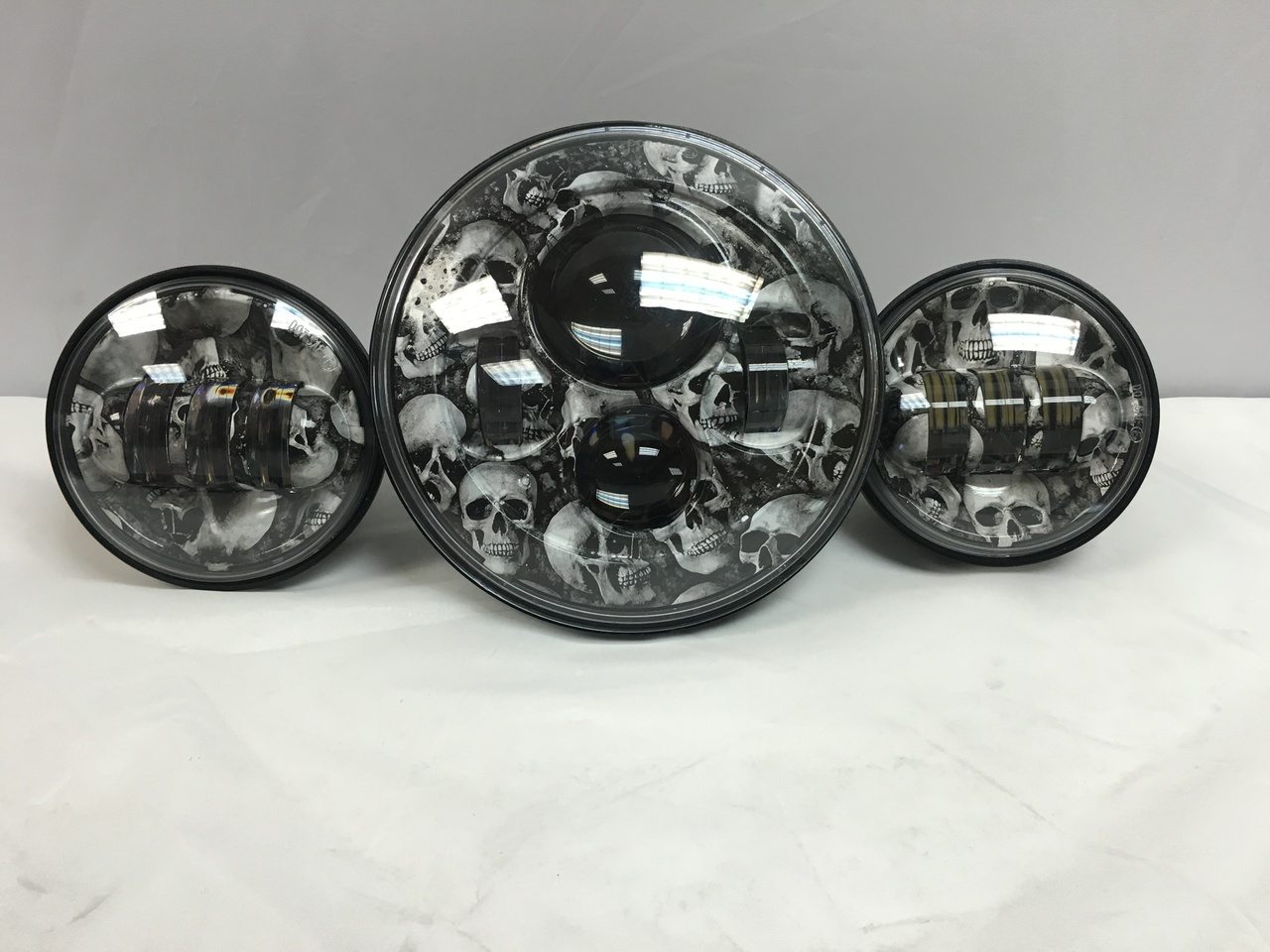 7" DAYMAKER SKULL DESIGN Headlight Dual 4.5" - 4 1/2" Auxiliary Spot Passing LED Fog Lights Bulb Harley SET - Image 3